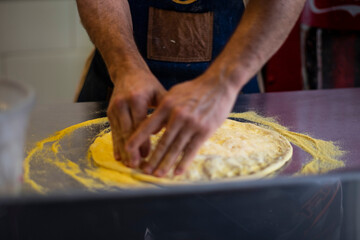 amasando la pizza 