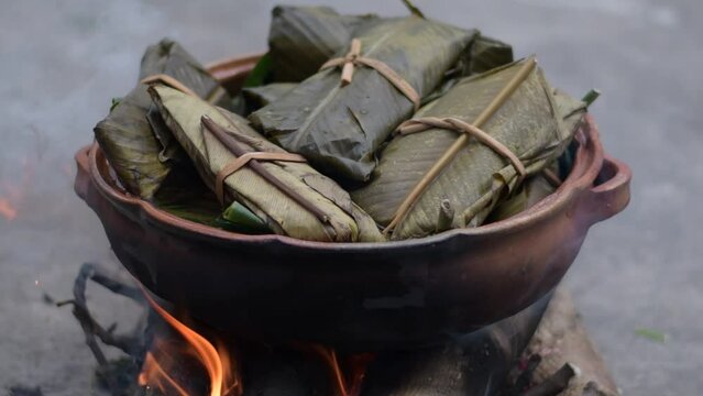 Cocinando tamales en olla de barro