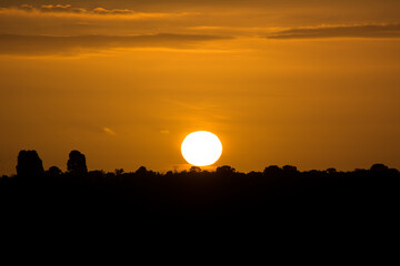 Fototapeta premium Atardecer con sol en horizonte