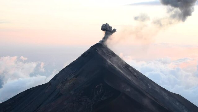 Colosal Volc&aacute;n de Fuego en erupci&oacute;n en el atardecer