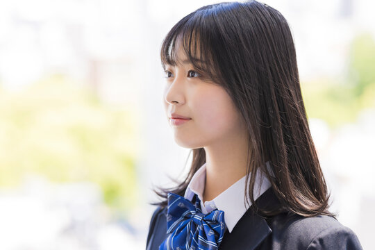 制服の女子学生