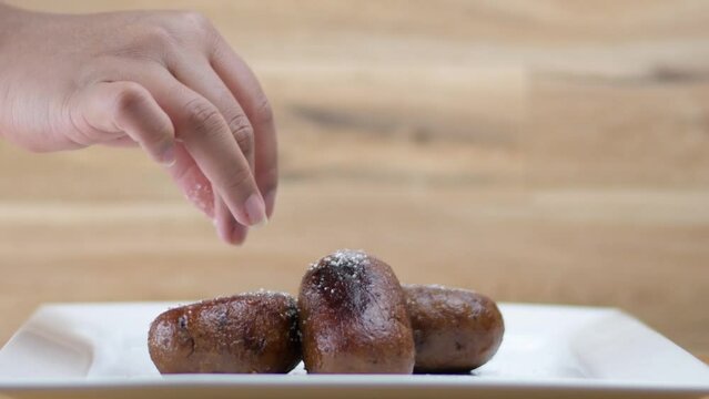 Rellenitos guatemaltecos comida t&iacute;pica de pl&aacute;tanos rellenos de frijoles ilustrando la idea de postres deliciosos
