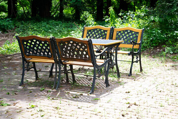 Obraz premium 野外に設置されたテーブルとイス