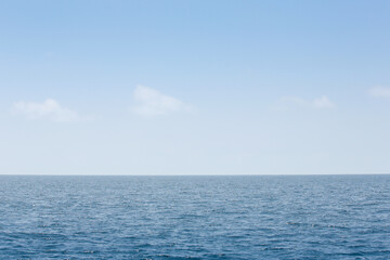Obraz premium A view of a simple ocean landscape with a blue sky.