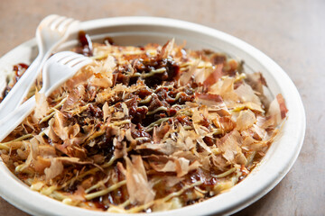 A view of an okonomiyaki plate.