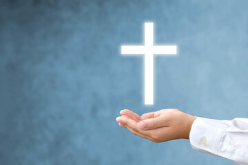 宗教・信仰イメージ―子供の手と十字架