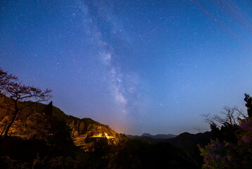 夜の谷に輝く天の川