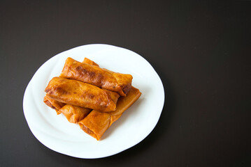 今日の晩ごはん　パリパリに揚げられた春巻きが、白い皿に盛りつけられている一皿