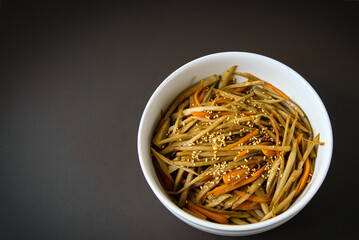今日の晩ごはん　食物繊維豊富なごぼうを使ったきんぴらを盛りつけた一皿