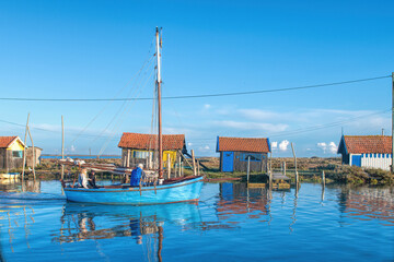 small house by the water in La Tremblade