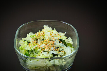 今日の晩ごはん　常備菜にもなるキャベツとわかめときゅうりのナムルを盛りつけた一皿