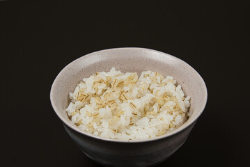 今日の晩ごはん　今大人気のもち麦ご飯を、もち麦1：白米3で炊いた麦ごはんを盛りつけたお茶碗