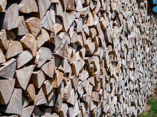 Brennholz - geschichtet - seitlich