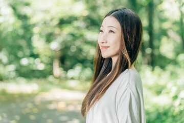 Naklejka premium かぜで髪の毛がなびく日本人女性（笑顔・横顔・旅行） 