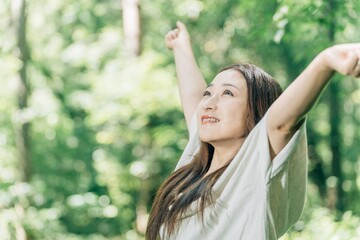 Naklejka premium 避暑地で深呼吸する日本人女性（旅行・リラックス・リフレッシュ） 