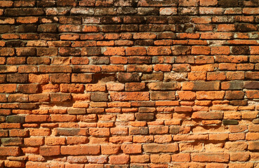 Obraz premium The Old Outer Wall of Wat Phra Si Sanphet Archaeological Complex in the Sunlight, Ayutthaya Historical Park, Thailand
