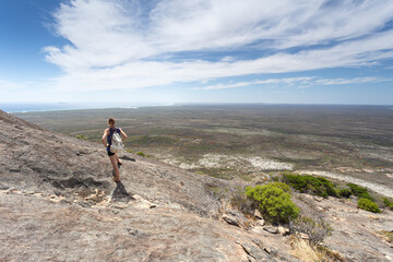 Eine Frau genießt die schöne Aussicht auf den Gipfel des Franzosen im Cape Le Grand National Park, Esperance, Westaustralien