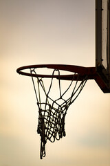 Silueta de una canasta de baloncesto (basket, basketball) durante un atardecer de verano (outdoor al aire libre) © David