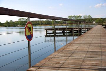 Znak zakazu kąpieli na molo, deptaku na kąpielisku wodnym w Siołkowicach Nowych. - obrazy, fototapety, plakaty