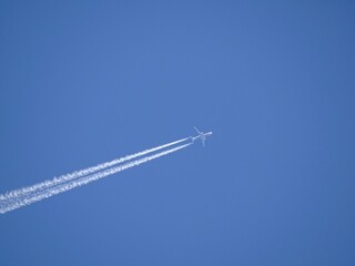 Avion dans le ciel 