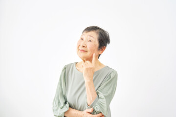 白バックで考えるシニア女性