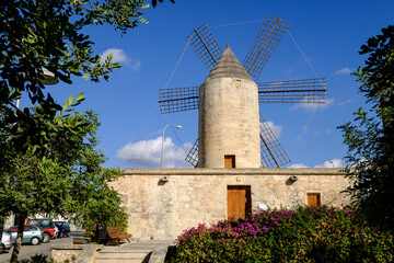 Molí d'en Polit, molino de viento harinero de finales del siglo XVIII o principios del XIX, sede...