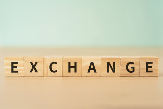 為替・両替・交換のイメージ｜「EXCHANGE」と書かれたブロック
