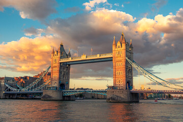 Obraz premium Landscape view of the Tower Bridge landmark over the River Thames in London