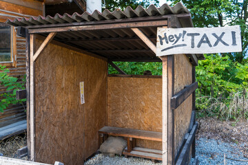 木で作られた、タクシー乗り場の小屋