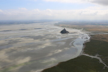 Obraz premium Vue aérienne de la baie du Mont-Saint-Michel, France