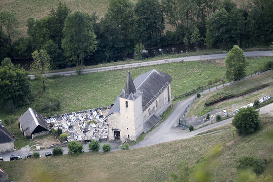 &eacute;glise entour&eacute; de son cimeti&egrave;re &agrave; C&eacute;rac d'Ouste dans les Pyr&eacute;n&eacute;es en Ari&egrave;ge au sud de Saint-Girons et Seix