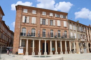 Fototapeta na wymiar Immeuble typique, vue de l'extérieur, ville de Montauban, département du Tarn et Garonne, France