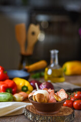 cogumelos frescos e legumes orgânicos. Cozinha saudável. 