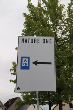  Schild Zeltplatz und Campingplatz. Nature One.