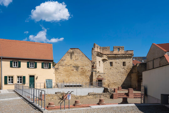 View of the Heidesheim Gate in the ruins of the Imperial Palace in Ingelheim/Germany