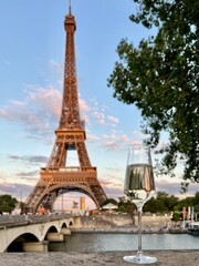 Obraz premium Glasses of champagne in the tower background 