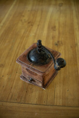 Antico macina caffè vintage su vecchio tavolo di legno