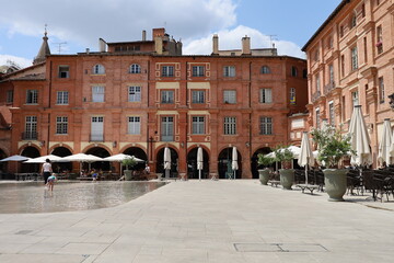 Obraz premium La place nationale, ville de Montauban, département du Tarn et Garonne, France