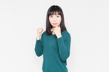 ボクシングのポーズをする女性