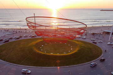 Vista aérea de drone sobre a Anémona na Rotunda de Matosinhos, (Portugal)