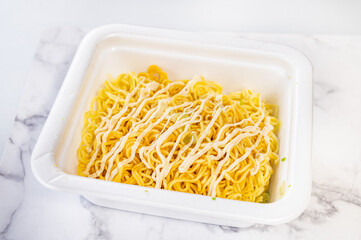 マヨネーズをかけたカップの塩やきそば