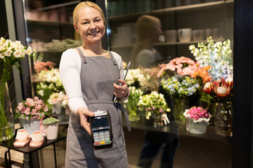the owner of a flower shop offers to pay for a bouquet with a bank card through a terminal for accepting bank payments