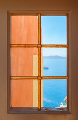 Vue d'un navire de croisière à Santorin à travers une fenêtre.