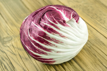 1 Radicchio Salat auf Holz   Nahaufnahme