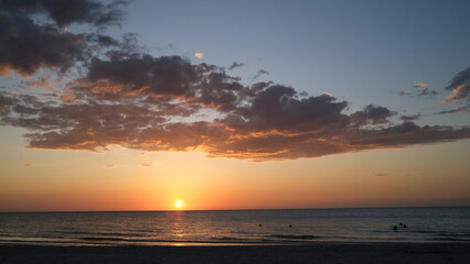 Fototapeta na wymiar Sunset on the beach, yucatán, México Sea sand sky, sunset clouds, horizon. Natural landscape.