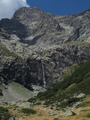 cascade tombant de haut sous un glacier