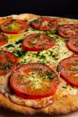 pizza napolitana con rodajas de tomate y queso