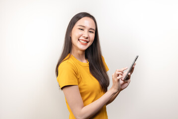 Naklejka premium Happy Asian woman holding a smartphone and enjoy using app.