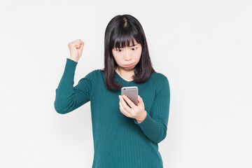 スマホを使いながら怒っている女性