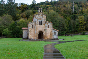 Iglesia de San Salvador de Valdediós (siglo IX). Villaviciosa, Asturias, España. - obrazy, fototapety, plakaty